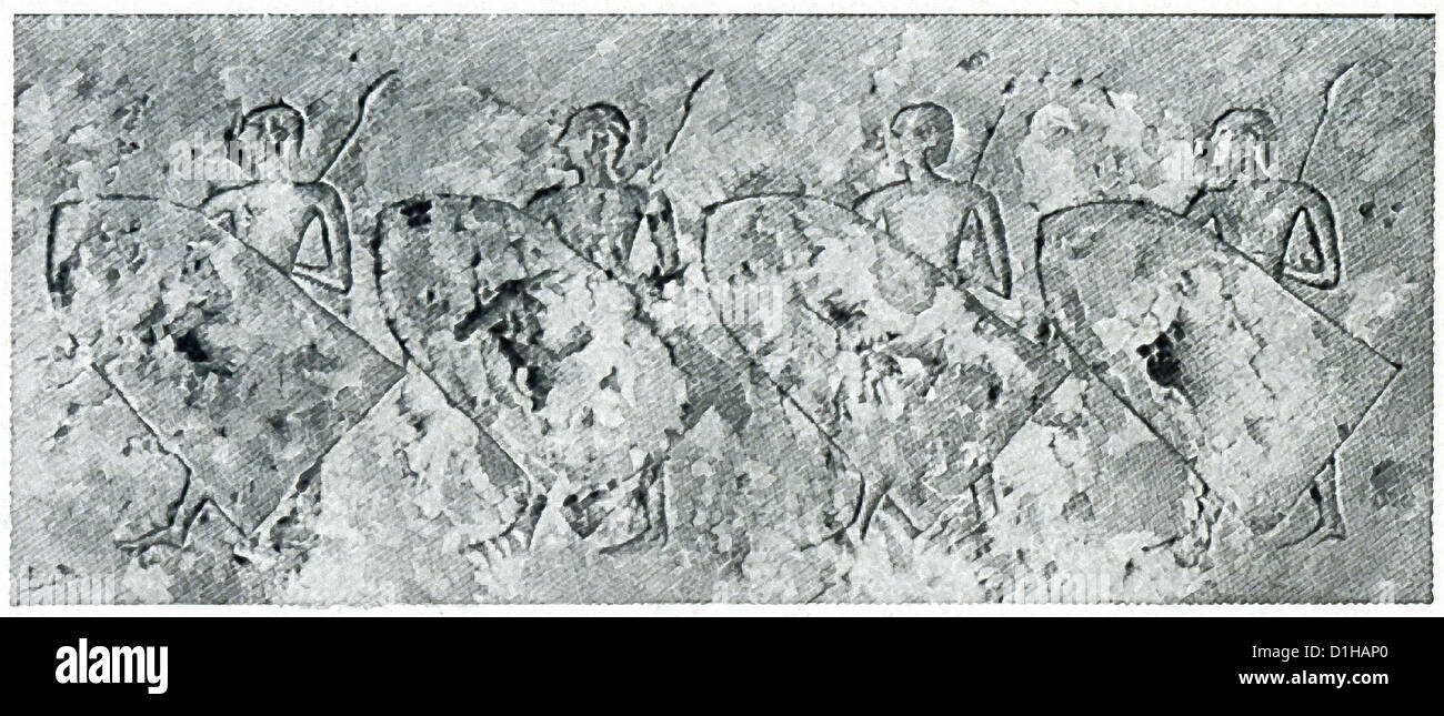 Questo rilievo mostra egizia antica soldati con scudi a Siut, che si trova nella parte meridionale del paese lungo il Nilo. Foto Stock