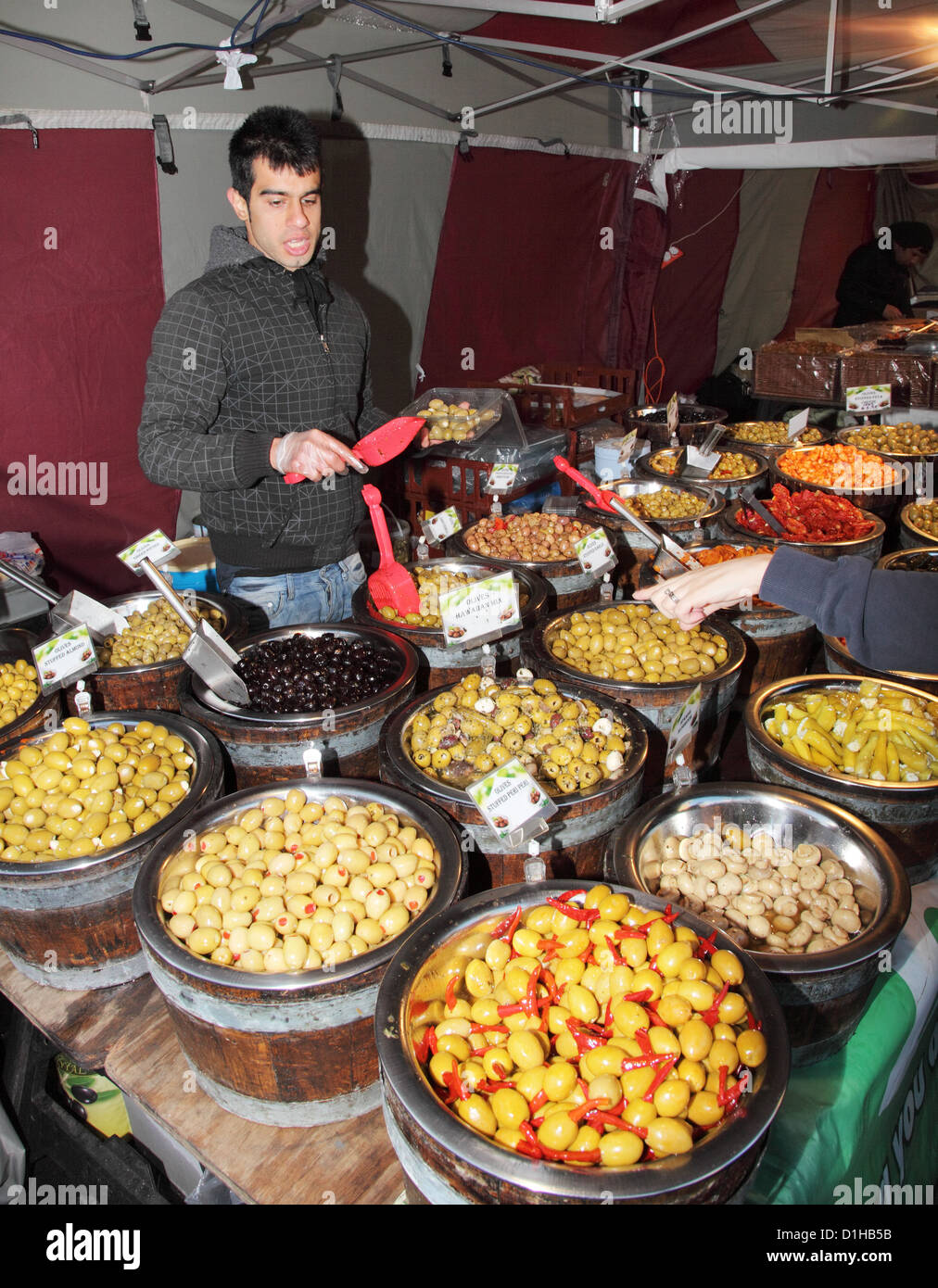 Commerciante di mercato la vendita di olive Durham City food festival, North East England, Regno Unito Foto Stock