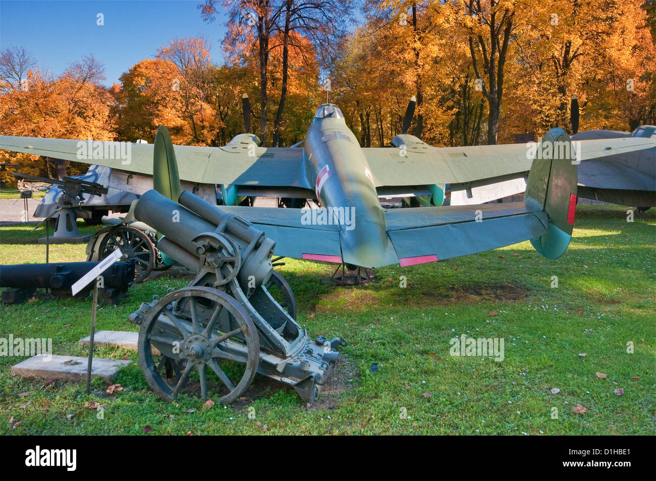 Il tedesco 250 mm mortaio pesante, modello 1918 e Petlyakov Pe-2, sovietici durante la seconda guerra mondiale dive bomber aeromobili, Esercito Polacco Museum di Varsavia POLONIA Foto Stock