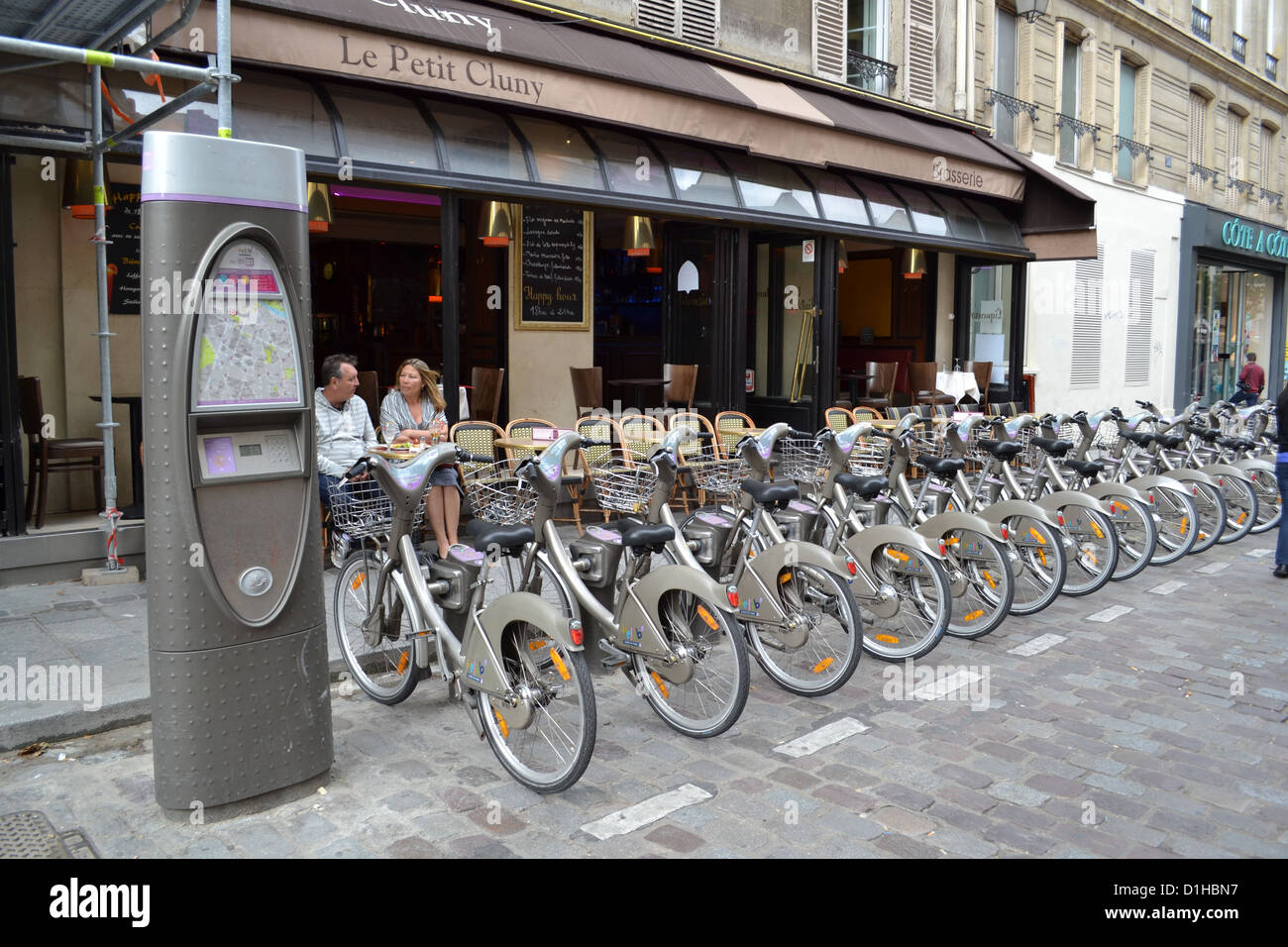 Il noleggio bici sistema "Velib' di Parigi, Francia. Questa è una bici 'stazione' Foto Stock
