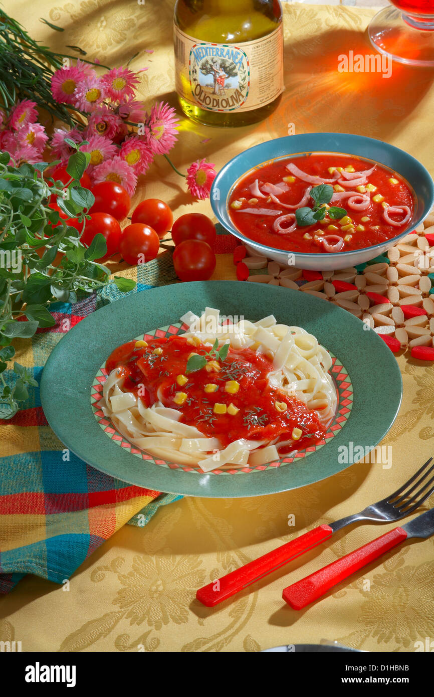 La pasta con la salsa di pomodoro Foto Stock