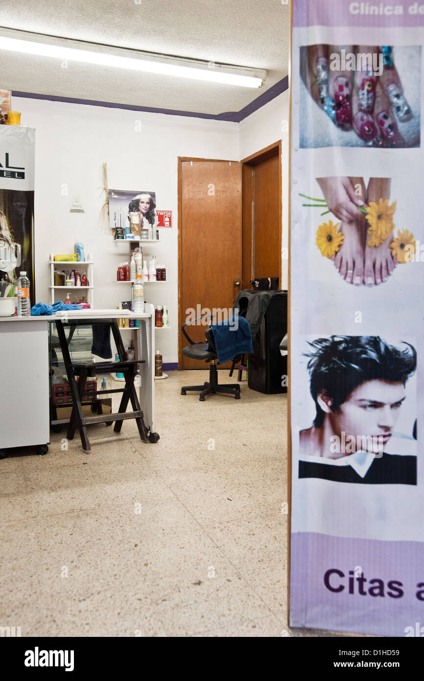 Open street ingresso al piccolo quartiere di bellezza con prodotti display & pubblicità che mostra il risultato ideale Oaxaca de Juarez Foto Stock