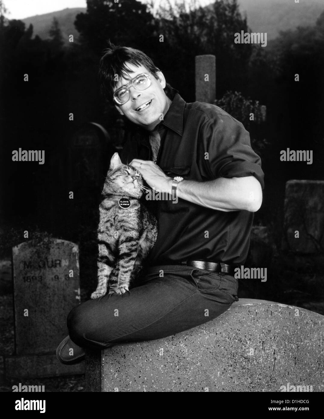 STEPHEN KING (RITRATTO) CON CLOVIS, FELINO HERO DI 'SEPHEN KING'S SLEEPWALKERS' SKNG 001 MOVIESTORE COLLECTION LTD Foto Stock