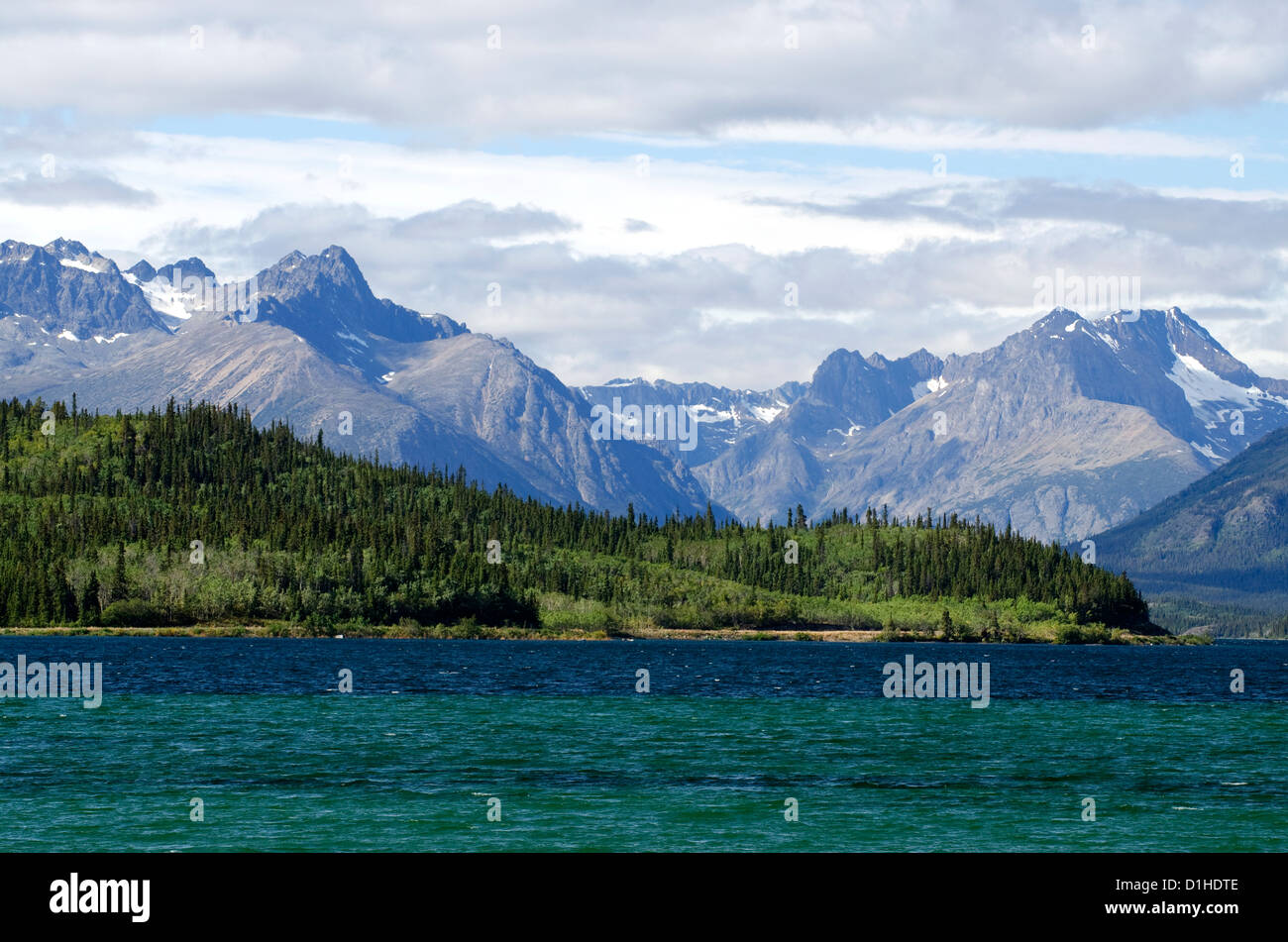 Guardando attraverso Bennett lago a grandi vette nella città di Carcross nel territorio dello Yukon, Canada. Foto Stock