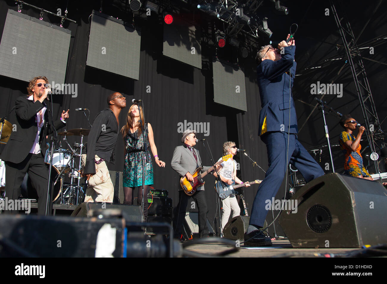 Punk, acido blues house band Alabama 3 si esibisce dal vivo a belle giornate 2012, Escott Park, Devon, Regno Unito. Foto Stock