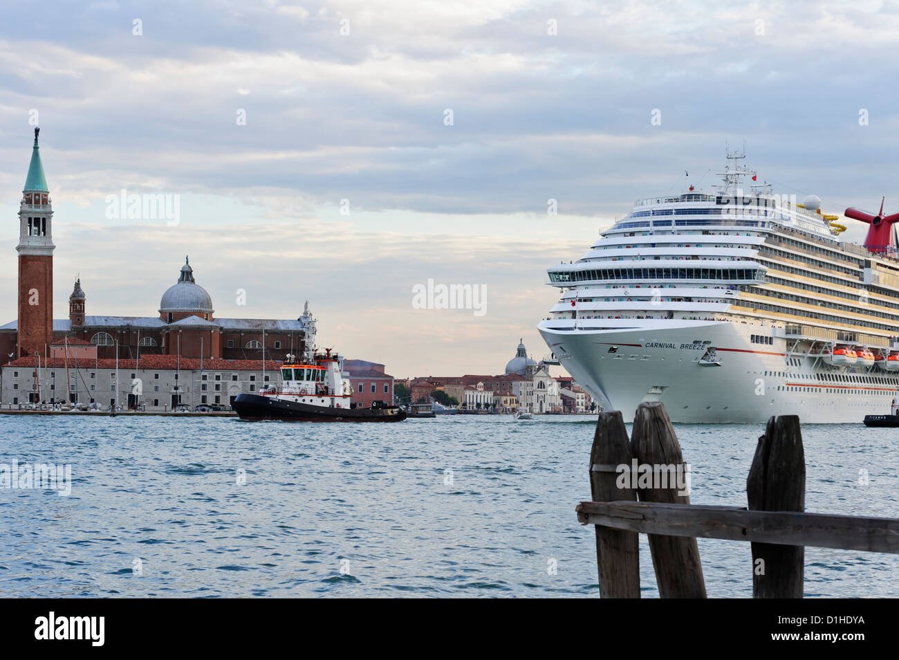 La nave di crociera navigando lungo il Canal Grande di Venezia, Italia. Foto Stock