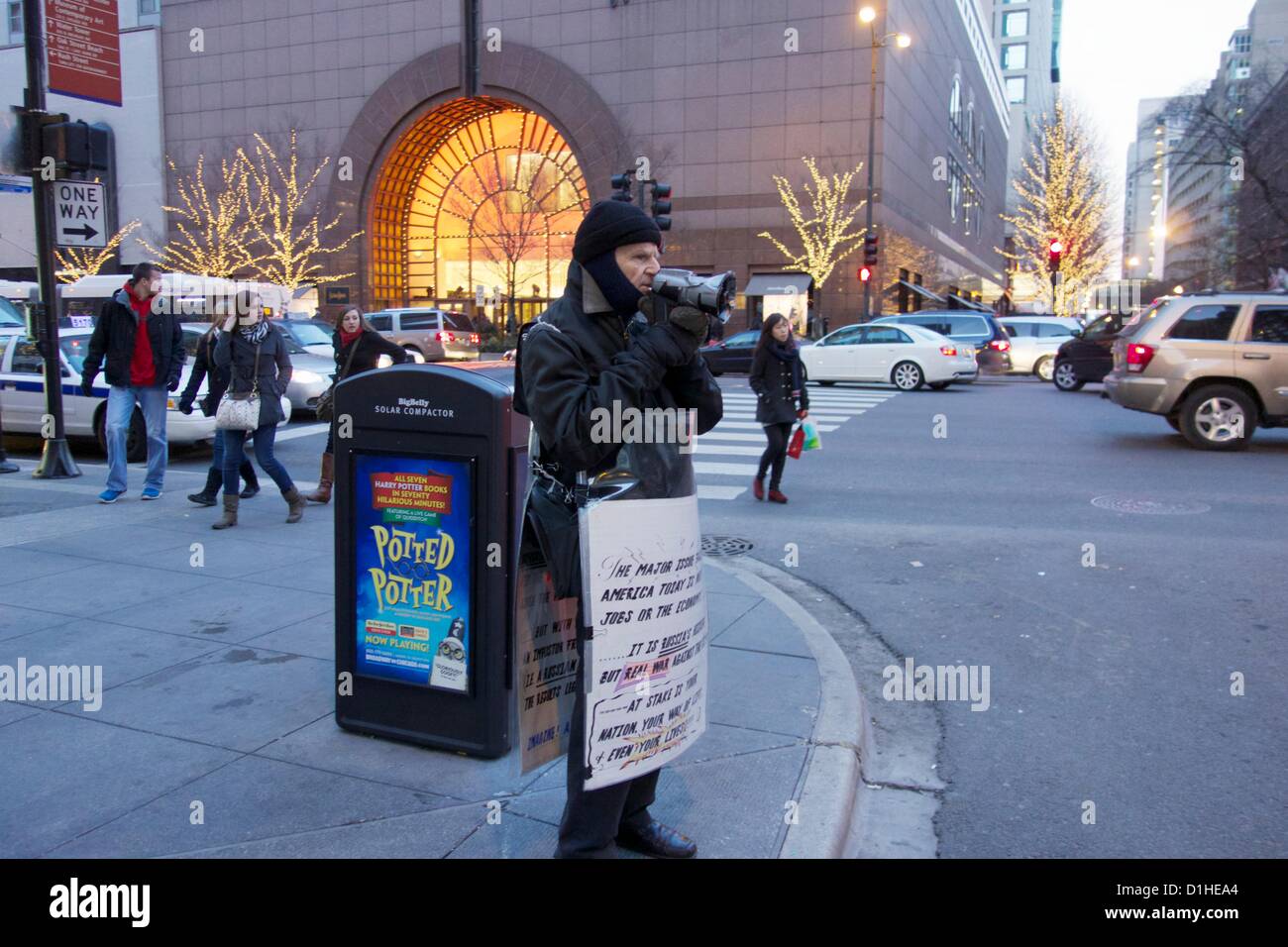 Chicago in Illinois il 22 dicembre 2012. Un uomo che indossa un segno e utilizza un bullhorn per segnalare la presenza di una minaccia per gli Stati Uniti dalla Russia. Gli acquirenti di vacanza su Michigan Avenue ignorato il punto di vista insolito. Foto Stock