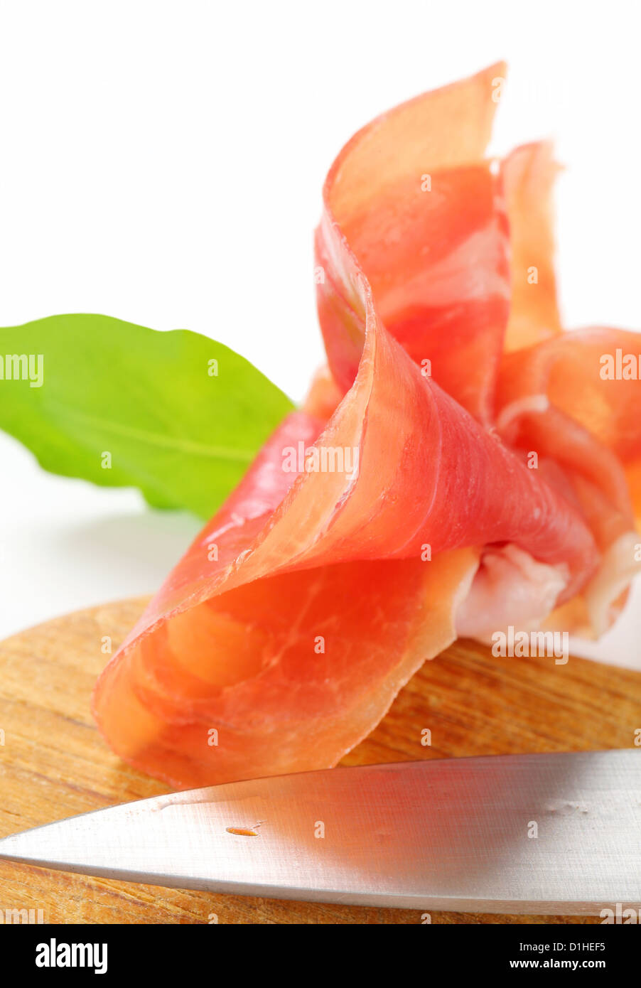 Sottili fette di salatura a secco di prosciutto affumicato Foto Stock