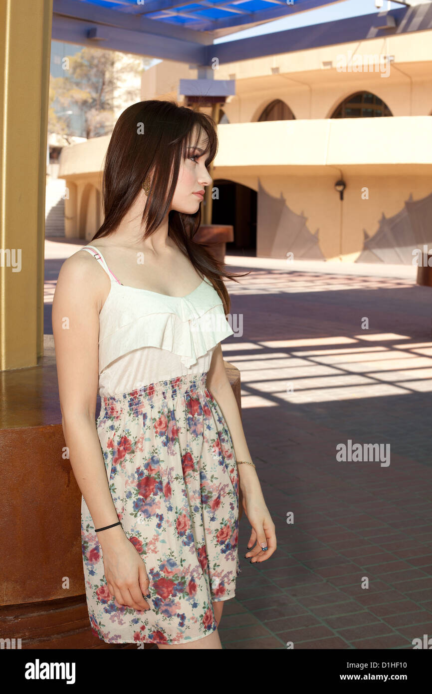 Pretty Woman Standing al di fuori del El Paso convention center Foto Stock