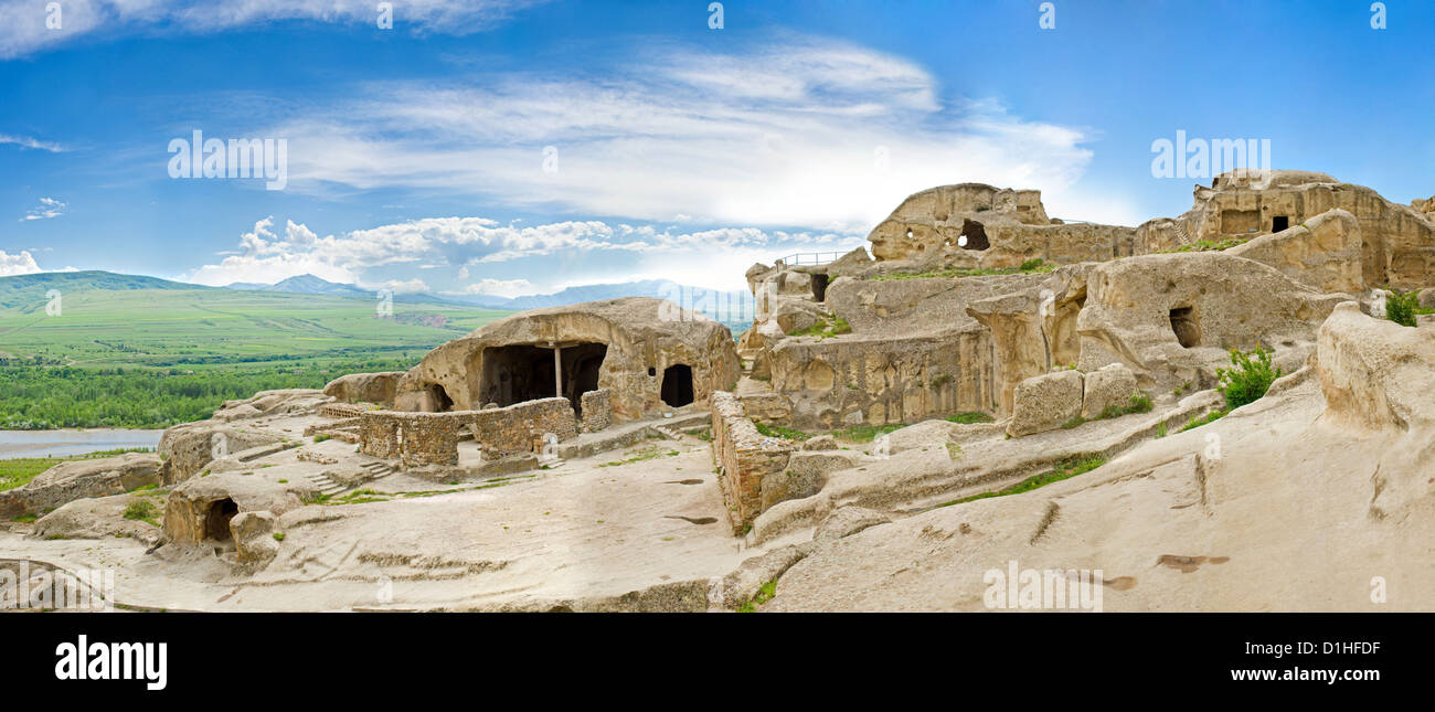 Panorama di rovine preistoriche di grotta-abitazione cittadina Uplistsikhe nella regione del Caucaso meridionale, Georgia Foto Stock