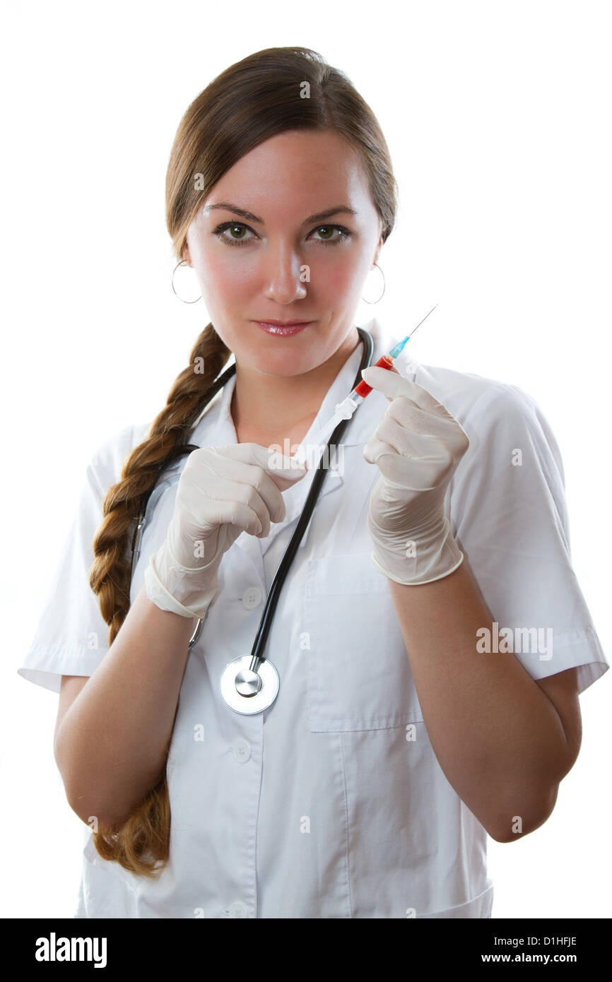 Femmina da un medico o da un infermiere con la siringa, isolato su sfondo bianco Foto Stock