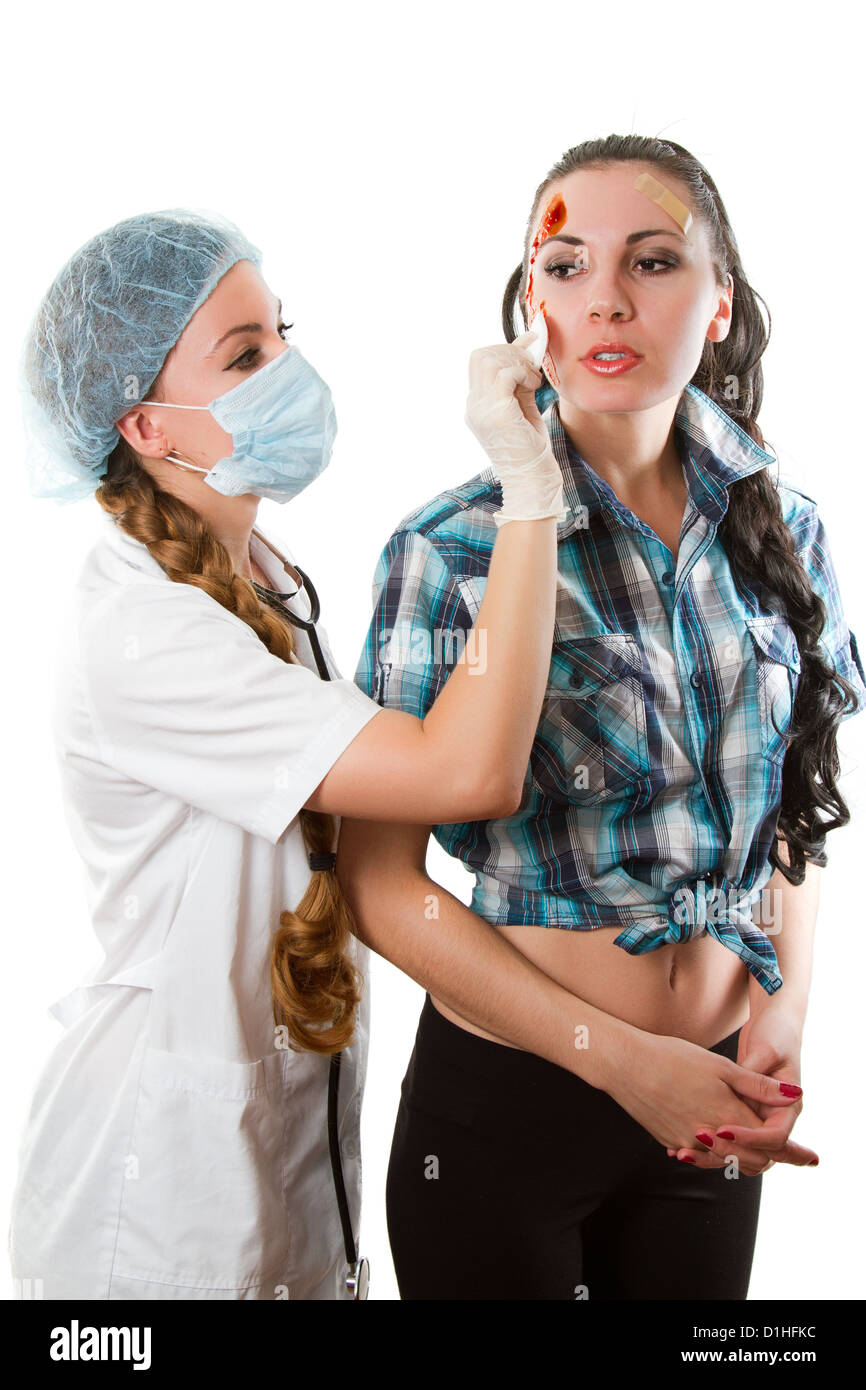 Medico fa un bendaggio per il paziente Foto Stock