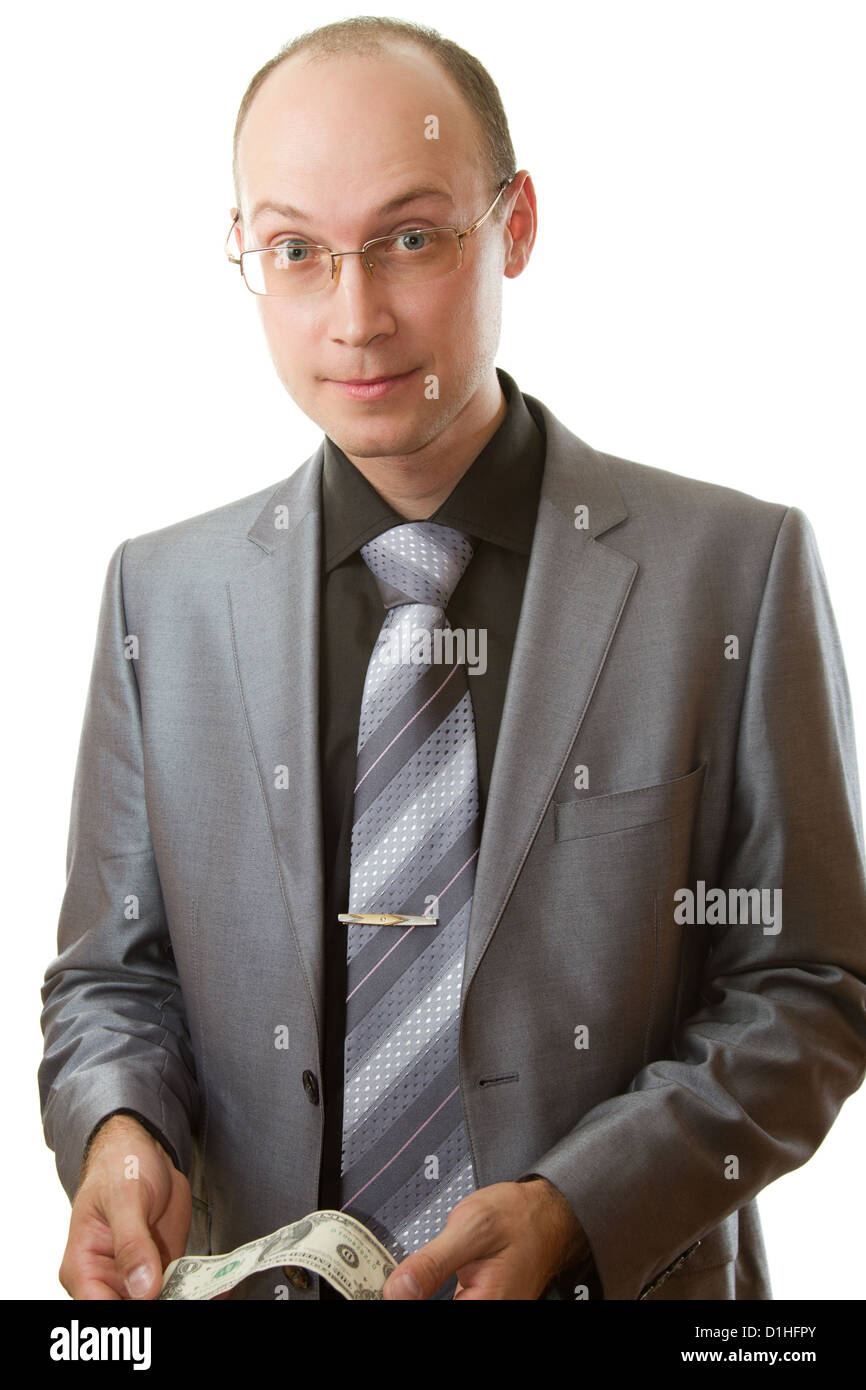 Ritratto di bel giovane uomo d affari che indossa cravatta ed occhiali tenere il dollaro nelle mani su sfondo bianco. Più di questa serie Foto Stock