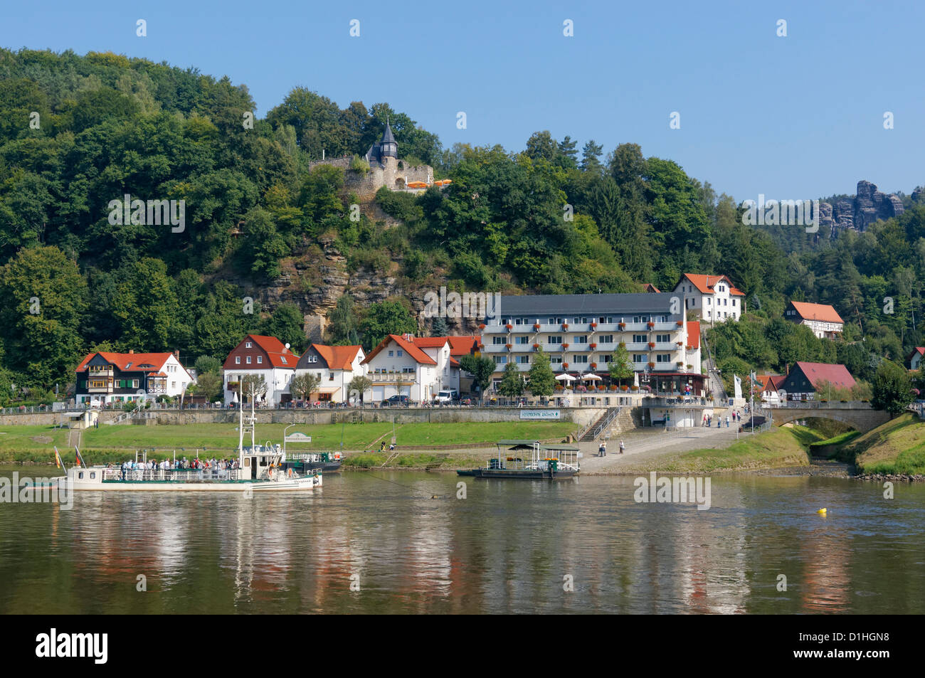 Traghetti passeggeri attraverso il Fiume Elba per Niederrathen, Svizzera sassone (Sachsische Schweiz), in Sassonia, Germania. Foto Stock