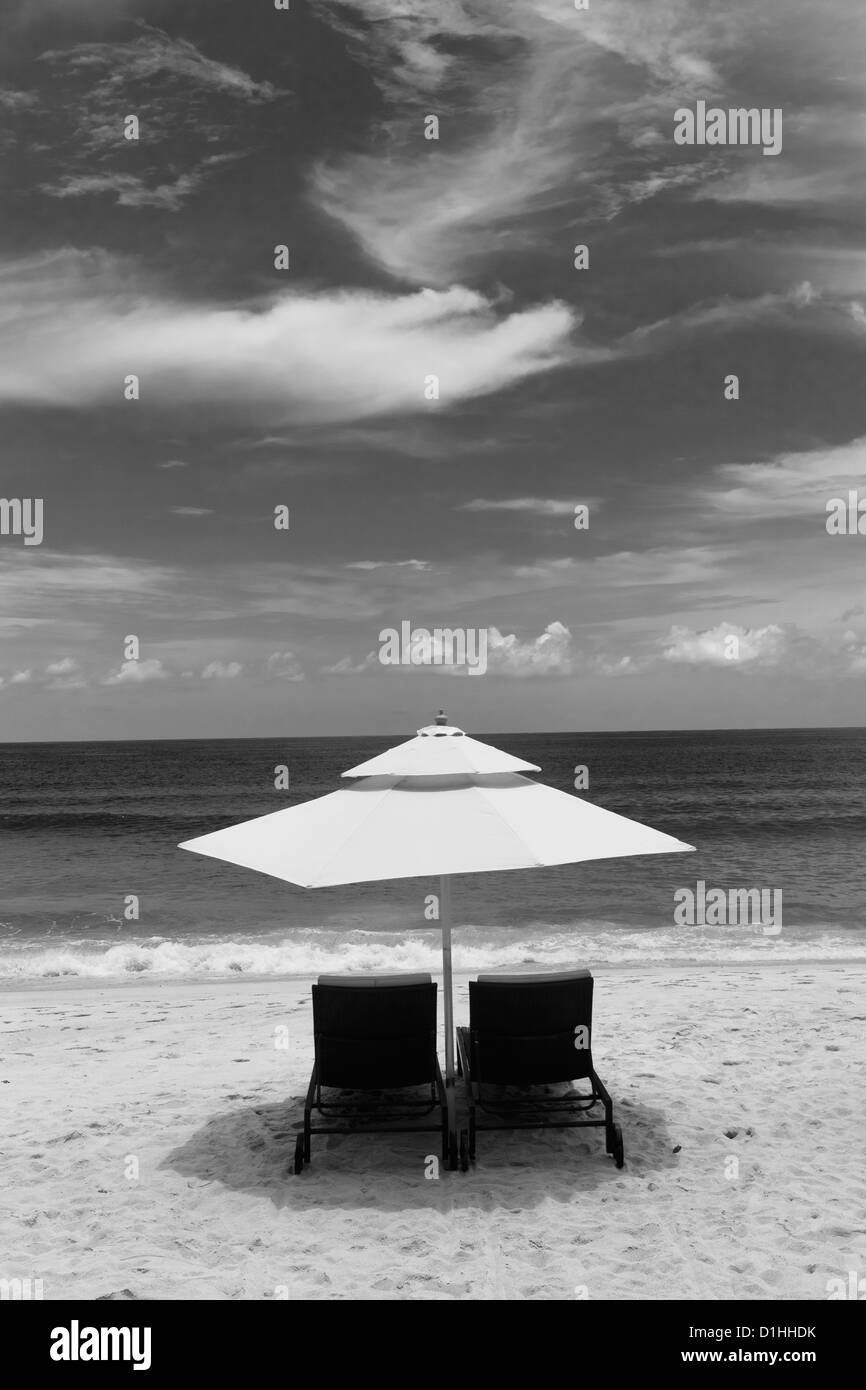 Vuoto spiaggia sdraio sotto ombrellone Foto Stock