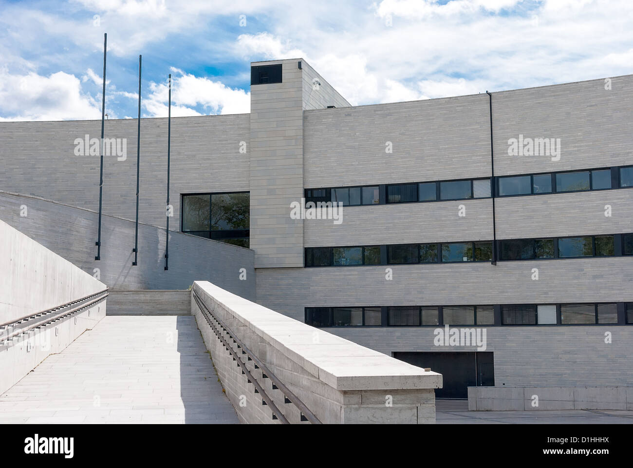 Grigio chiaro facciata di edificio su uno sfondo con cielo Foto Stock