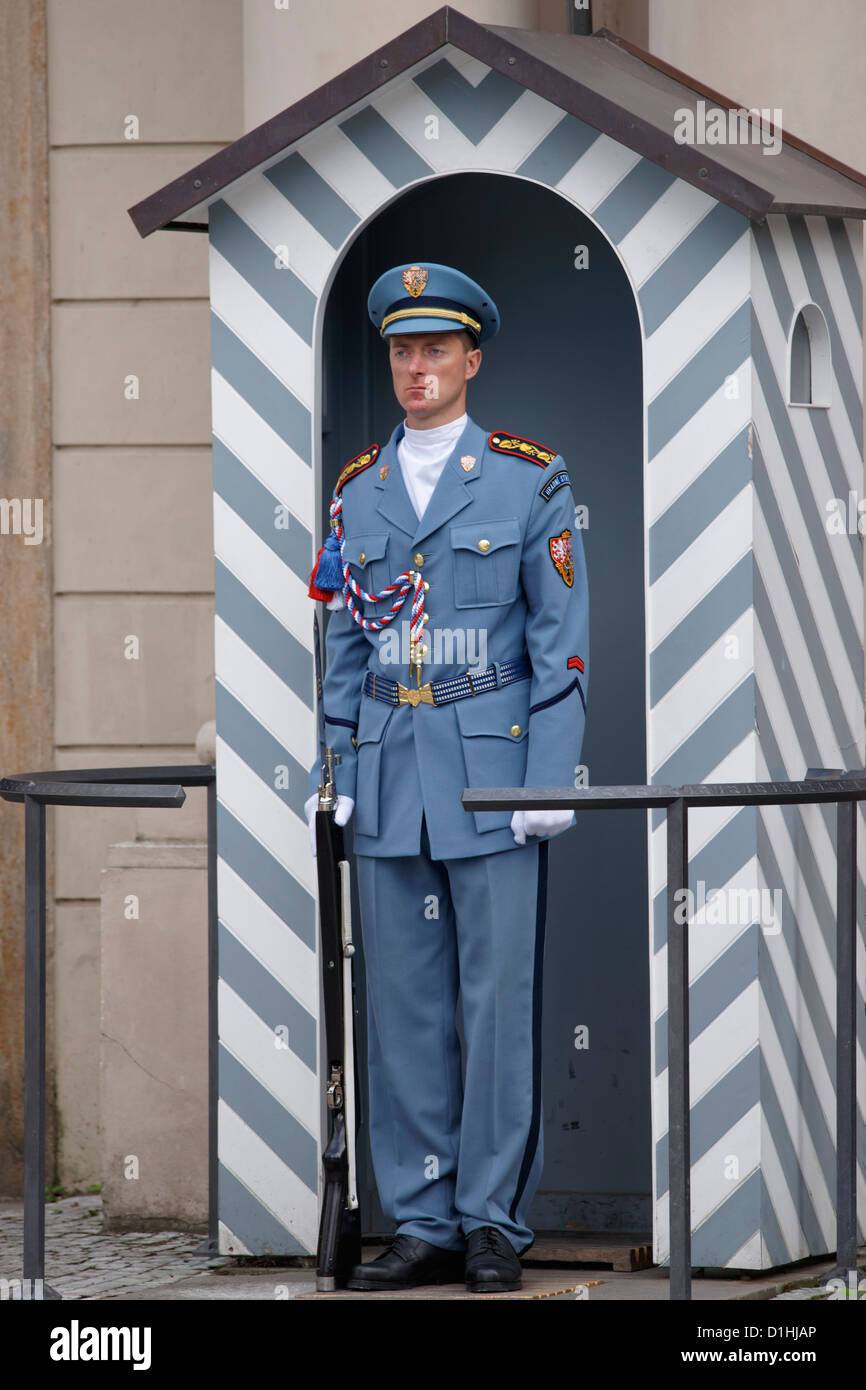 Guardie armate in servizio al di fuori del Castello di Praga, Praga, Repubblica Ceca Foto Stock