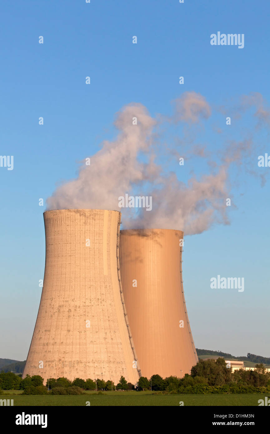 Fumatori torre di raffreddamento di una potenza nucleare reattore, Germania Foto Stock