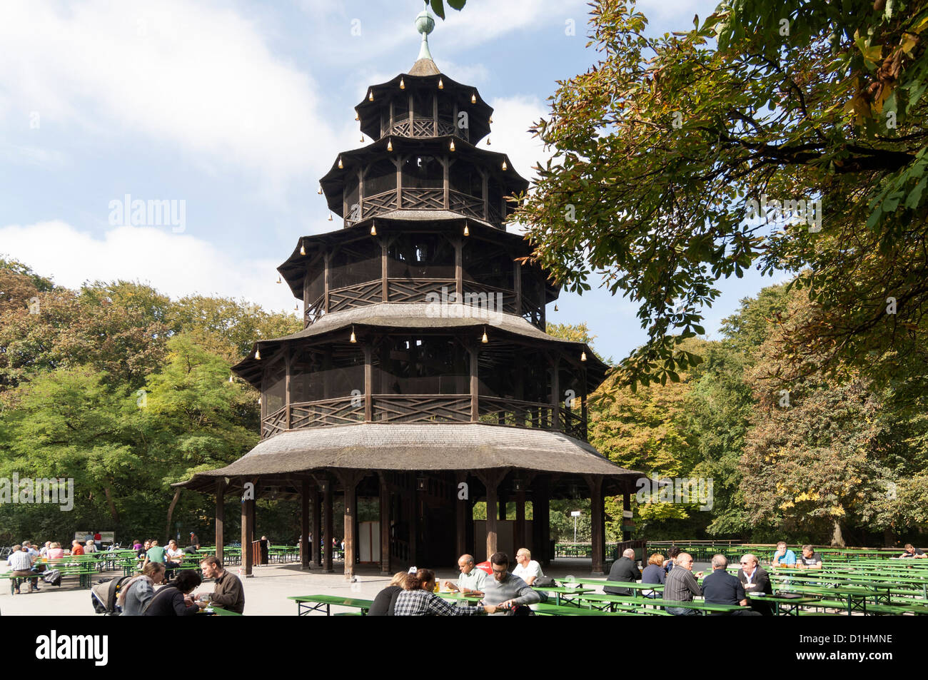 Chinesischer Turm mit Biergarten in Englischer Garten Monaco di Baviera, Germania Foto Stock