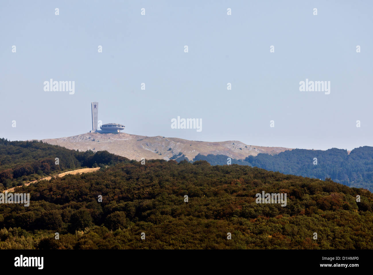 Vista aerea del monte Buzludzha, Bulgaria. Singolare monumento costruito dal partito comunista bulgaro presso il Central Stara Planina. Foto Stock