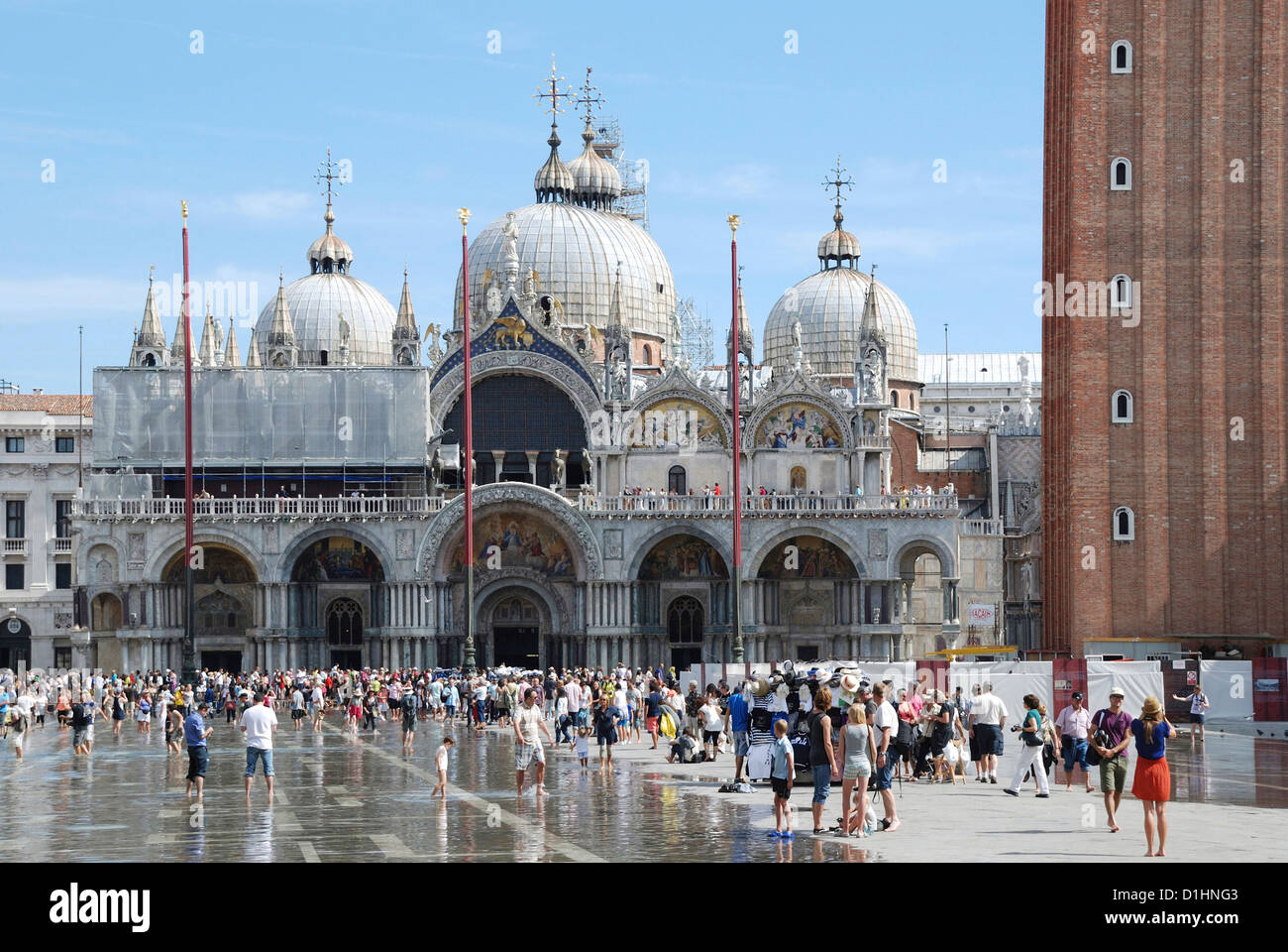 Piazza San Marco a Venezia presso la la Basilica di San Marco all'acqua alta. Foto Stock