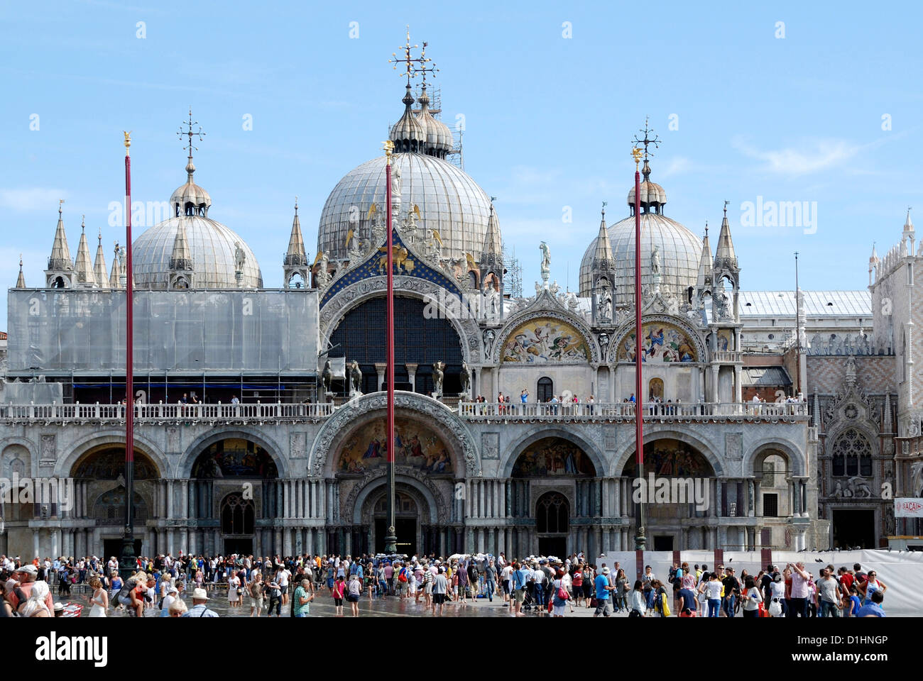 Piazza San Marco a Venezia presso la la Basilica di San Marco all'acqua alta. Foto Stock
