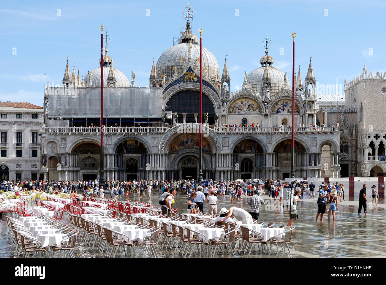 Piazza San Marco a Venezia presso la la Basilica di San Marco all'acqua alta. Foto Stock