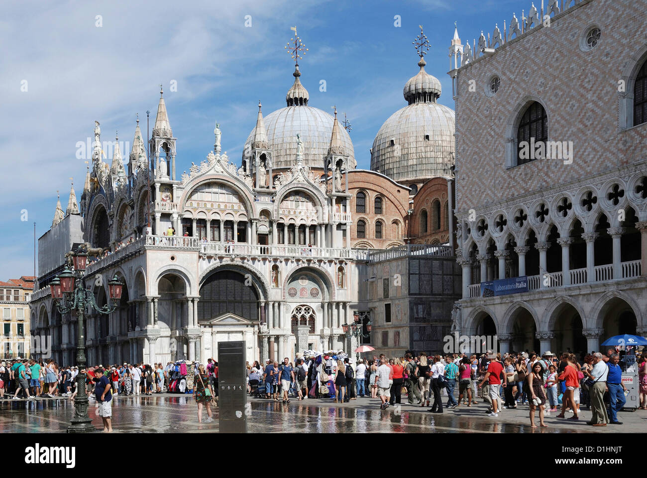 Piazza San Marco a Venezia presso la la Basilica di San Marco all'acqua alta. Foto Stock