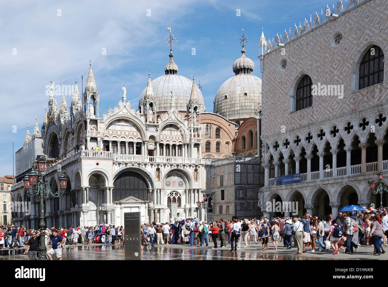 Piazza San Marco a Venezia presso la la Basilica di San Marco all'acqua alta. Foto Stock
