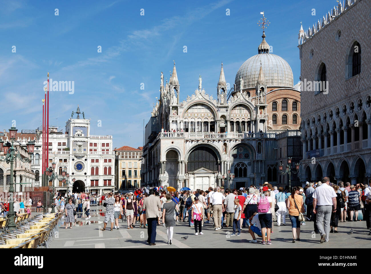 Piazza San Marco a Venezia presso la la Basilica di San Marco all'acqua alta. Foto Stock