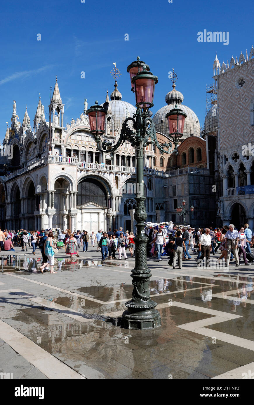 Piazza San Marco a Venezia presso la la Basilica di San Marco all'acqua alta. Foto Stock