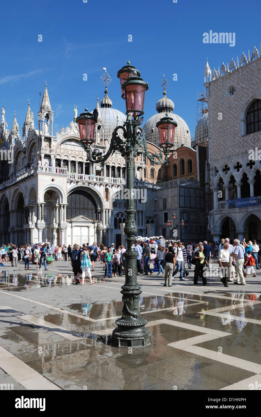 Piazza San Marco a Venezia presso la la Basilica di San Marco all'acqua alta. Foto Stock