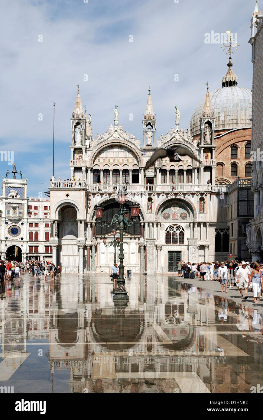 Piazza San Marco a Venezia presso la la Basilica di San Marco all'acqua alta. Foto Stock
