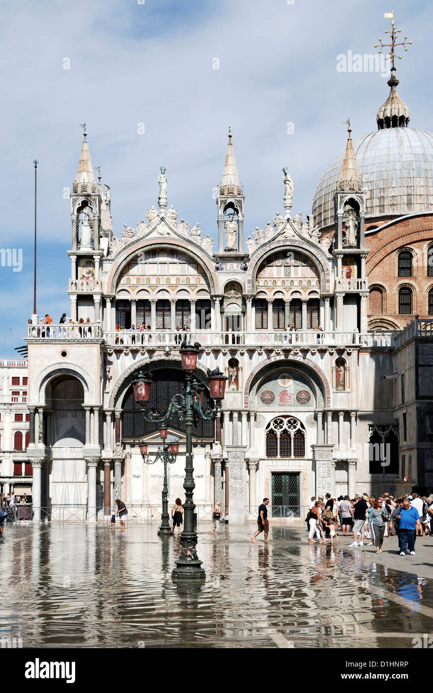 Piazza San Marco a Venezia presso la la Basilica di San Marco all'acqua alta. Foto Stock