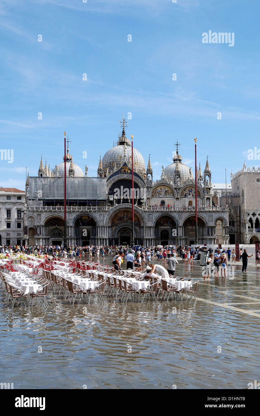 Piazza San Marco a Venezia presso la la Basilica di San Marco all'acqua alta. Foto Stock