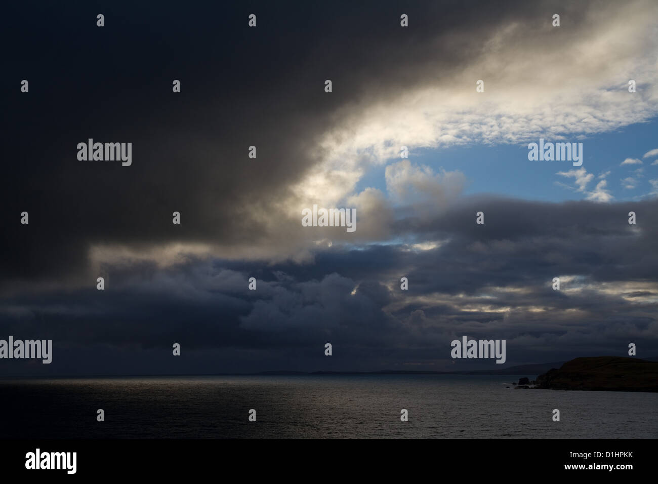 Nuvole e cielo blu dal Knab, una passeggiata intorno alla costa a Lerwick, capitale delle Isole Shetland, Regno Unito Foto Stock