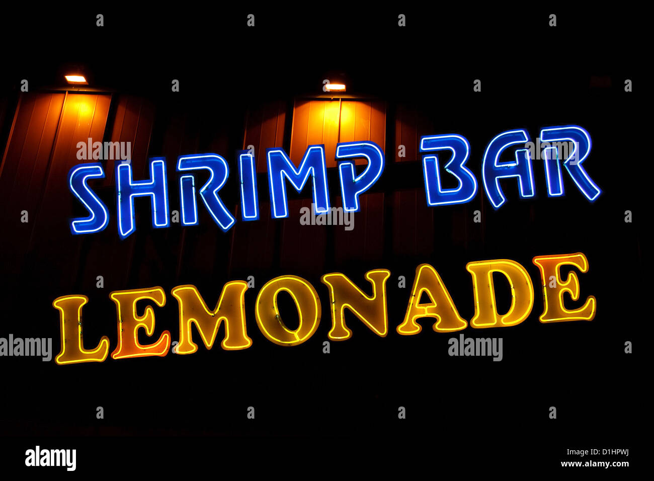 Barra di gamberetti e limonata insegna al neon di fronte ad un ristorante Foto Stock