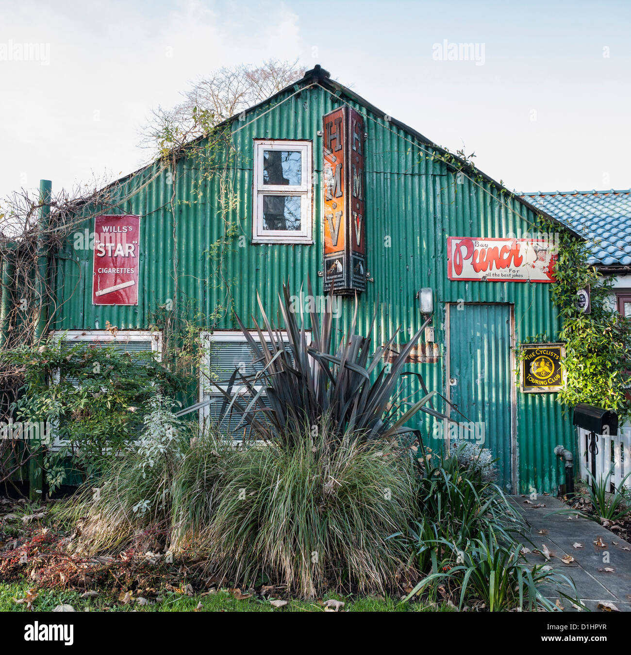 Green ondulato edificio di ferro e vecchi annunci pubblicitari sulla torta di Anguilla Isola, Twickenham, Regno Unito Foto Stock