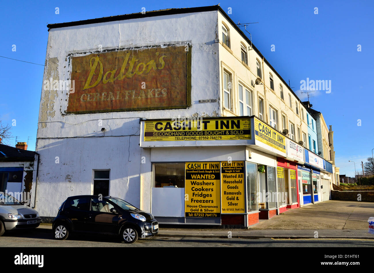 Parete con la vecchia pubblicità dipinta sul lato. Contanti Ha inn è un errore di ortografia. Foto Stock