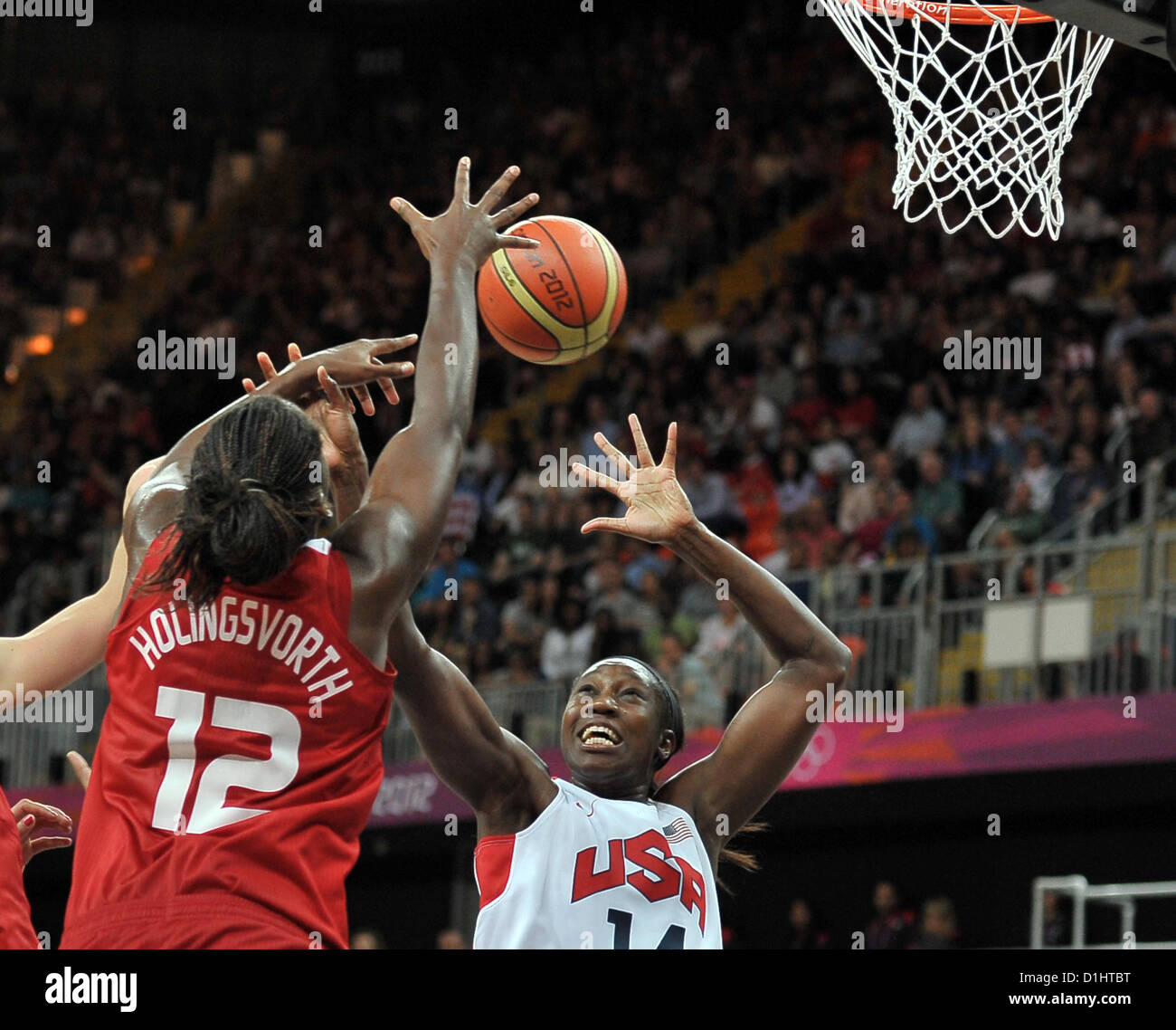 Stati Uniti d'America's Tina Charles (USA) e della Turchia Holingsvorth Kuanitra (TUR). USA vs TUR Womens Basket Foto Stock