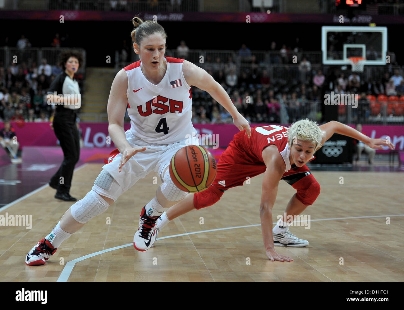 Stati Uniti d'America's Lindsay Whalen va oltre la Turchia Isil Alben. USA vs TUR Womens Basket Foto Stock