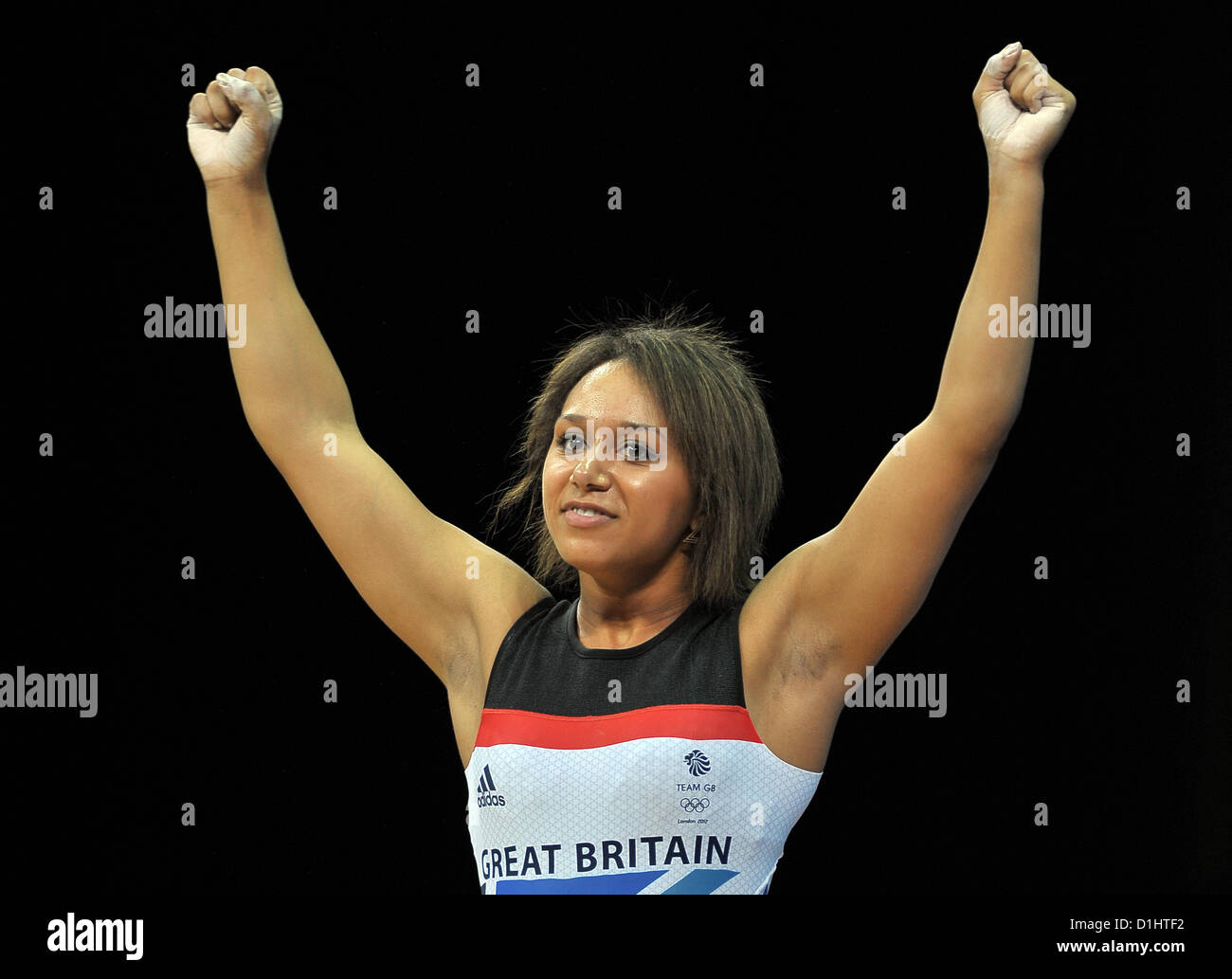Zoe Smith (Gran Bretagna) alza le braccia per celebrare dopo l'impostazione di un nuovo record britannico - Womens sollevamento pesi - 58kg Gruppo B Foto Stock