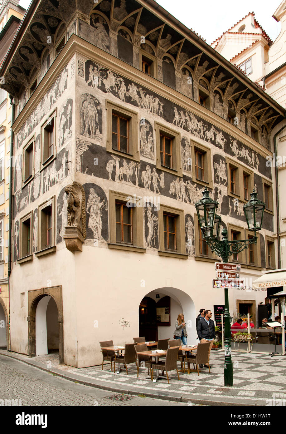 'Casa al minuto', un edificio rinascimentale con sgraffito architettonico sulla Piazza della Città Vecchia di Praga. Foto Stock
