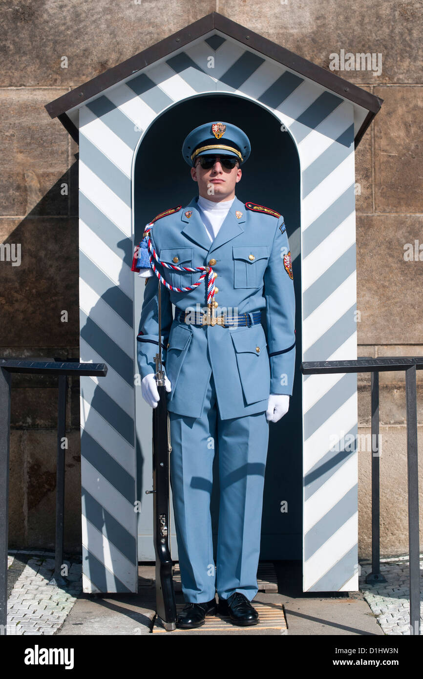 Guardia Presidenziale e garitta in Hradcany, il quartiere del castello di Praga, la capitale della Repubblica ceca. Foto Stock