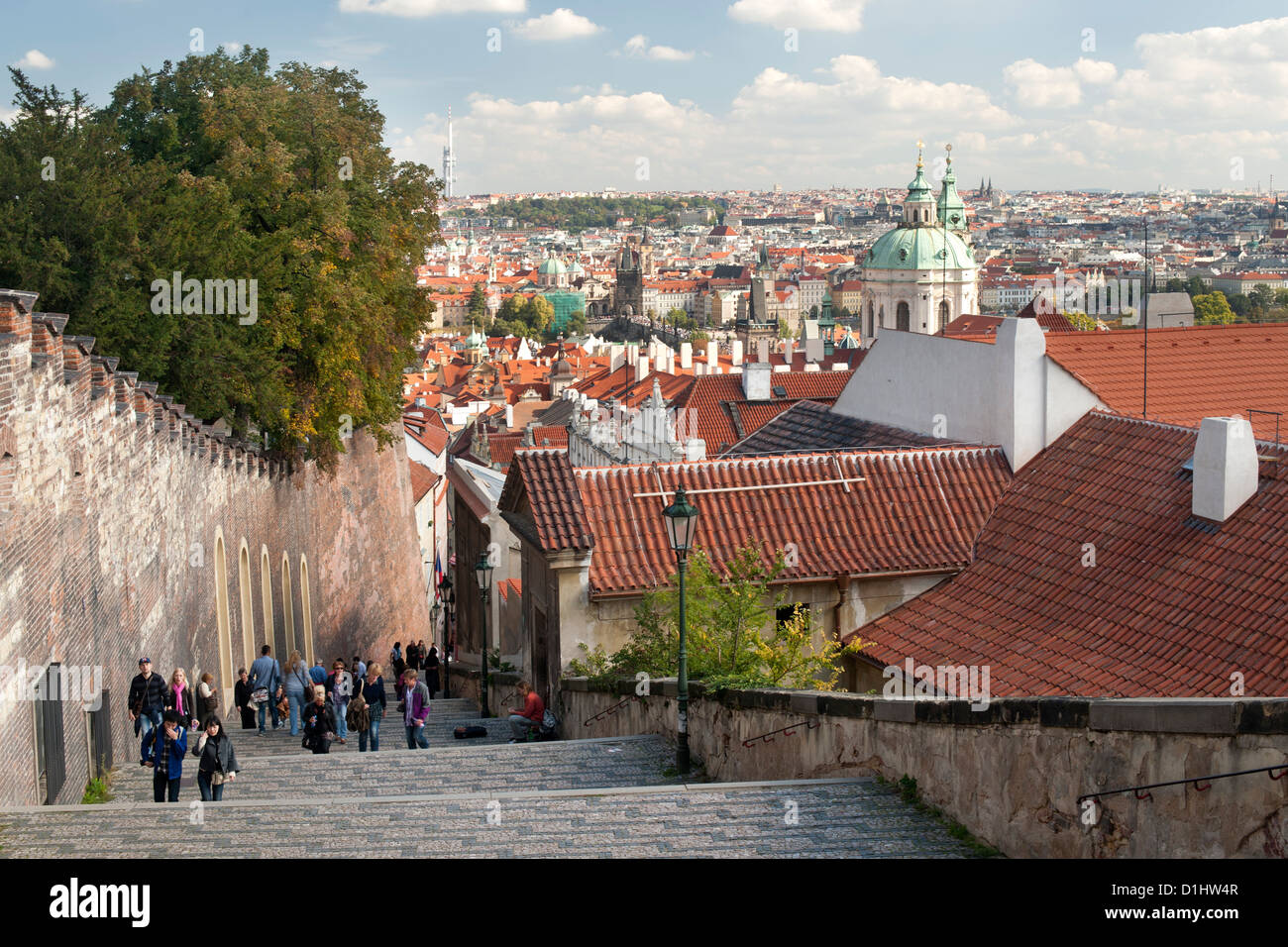 Vista sui tetti di Praga da Hradcany (quartiere del castello) a Praga, la capitale della Repubblica ceca. Foto Stock
