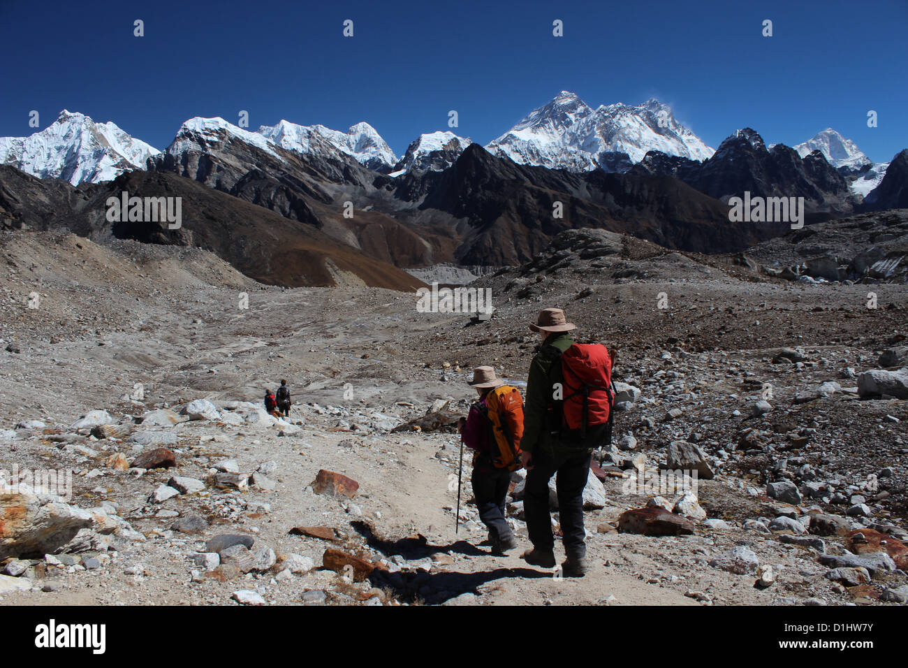 Trekking a piedi verso Everest dopo aver attraversato il Renjo La, tre passaggi rotta Foto Stock