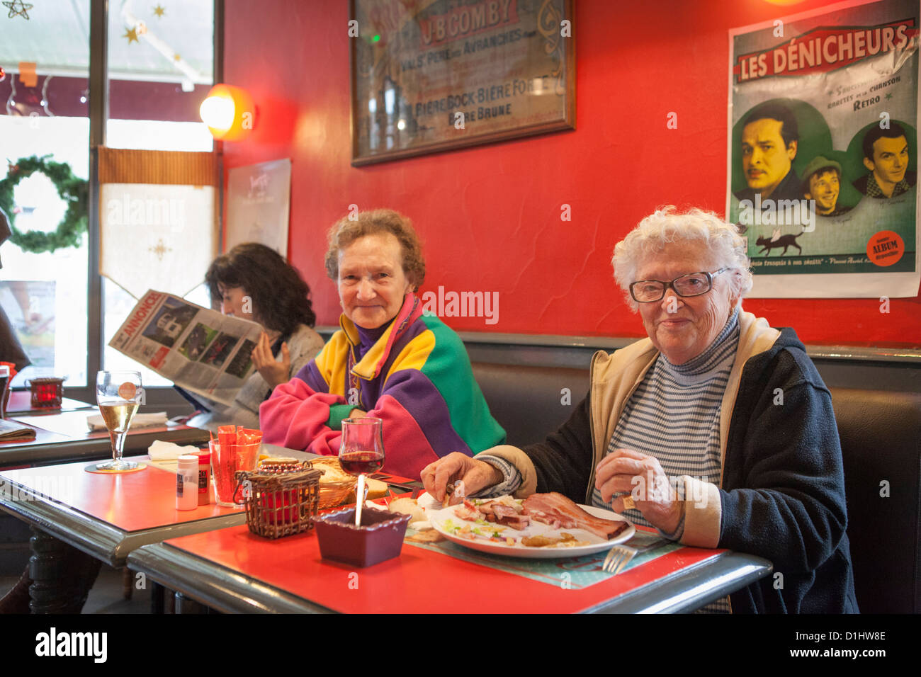 Senior ladies sono persone pranzo al cafè Villedieu les Poeles Foto Stock