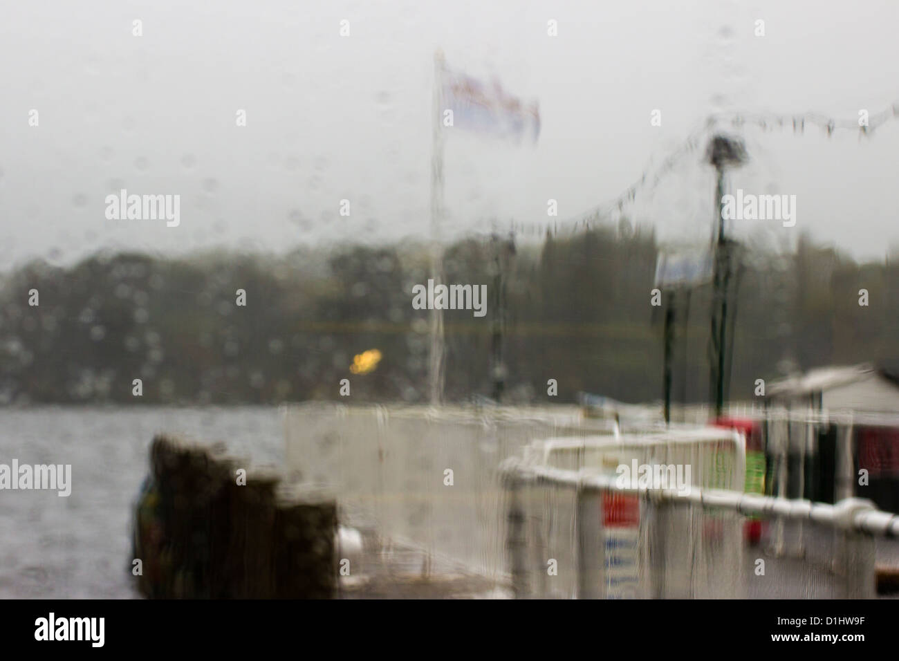 Il vento e la pioggia - Waterhead pier attraverso una pioggia finestra coperto del molo cafe Foto Stock