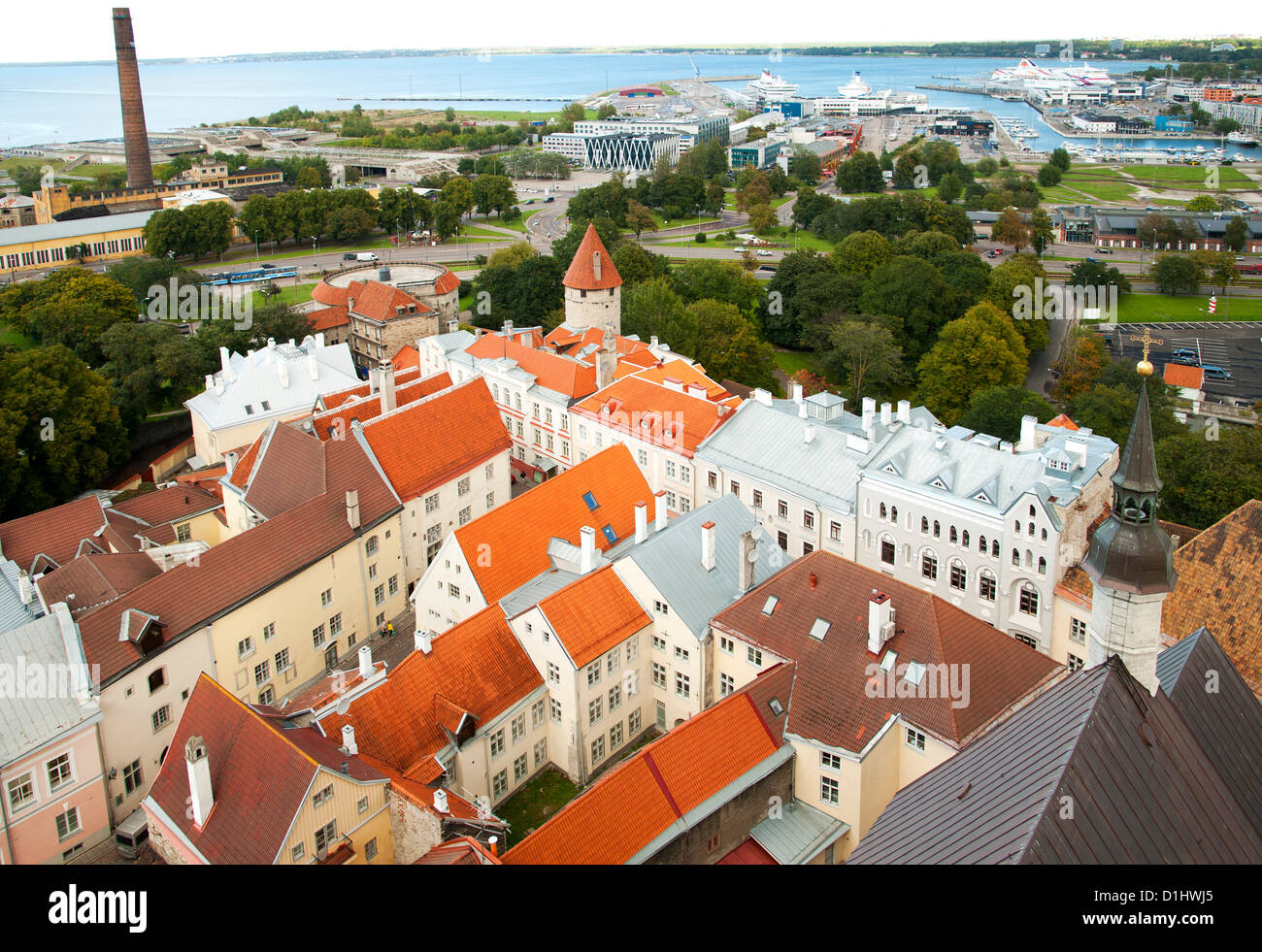 I tetti della città vecchia di Tallinn, la capitale dell'Estonia. In fondo è il porto di Tallinn. Foto Stock