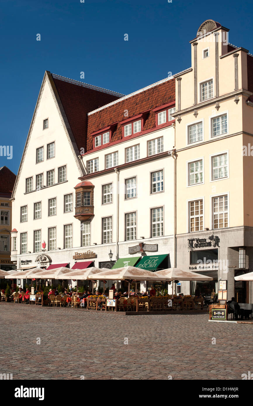 Gli edifici e i ristoranti sulla Raekoja Plats (Piazza Municipio) a Tallinn, la capitale dell'Estonia. Foto Stock